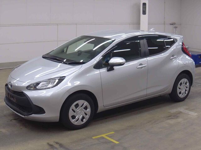 2023 Toyota Aqua X 4WD auction photo 4