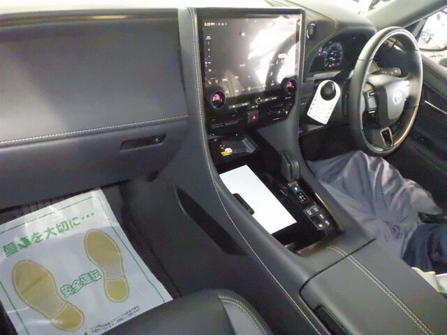 2025 Toyota Vellfire Z Premier auction photo 3