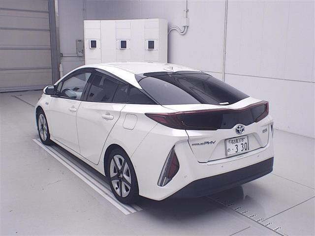 2018 Toyota Prius PHV A ユーティリティプラス auction photo 2