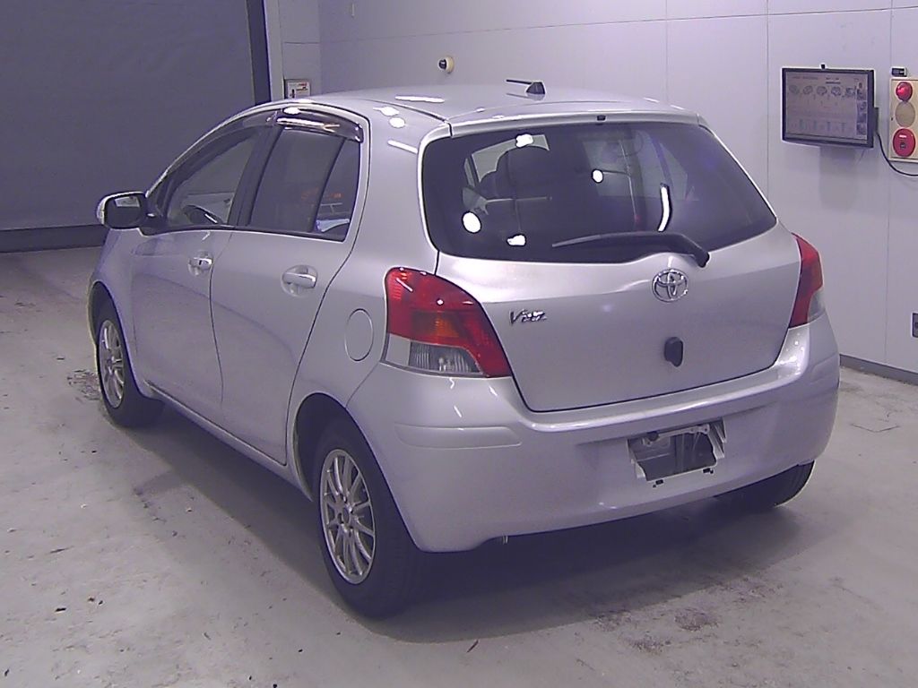 2010 Toyota ヴィッツ 5HB F LTDII auction photo 5