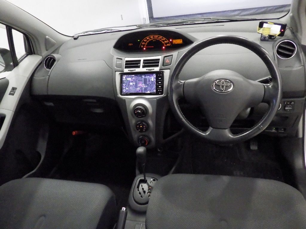 2010 Toyota ヴィッツ 5HB F LTDII auction photo 3