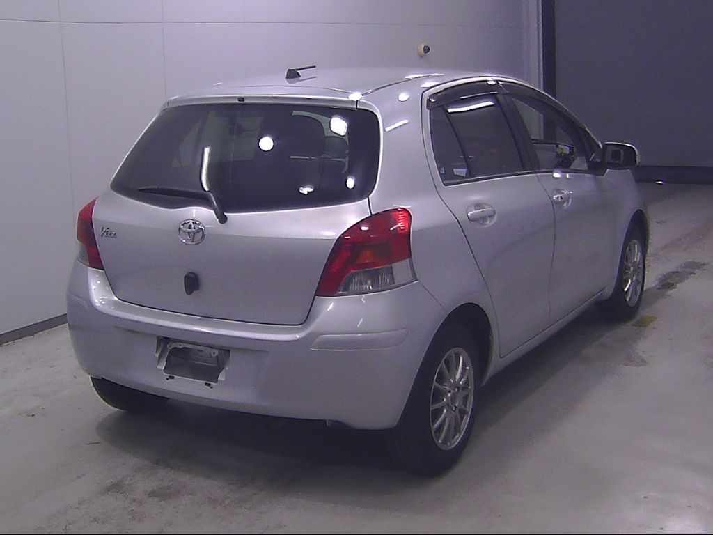 2010 Toyota ヴィッツ 5HB F LTDII auction photo 2