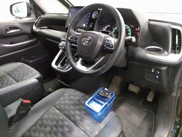 2022 Toyota Voxy S-Z 4WD auction photo 3