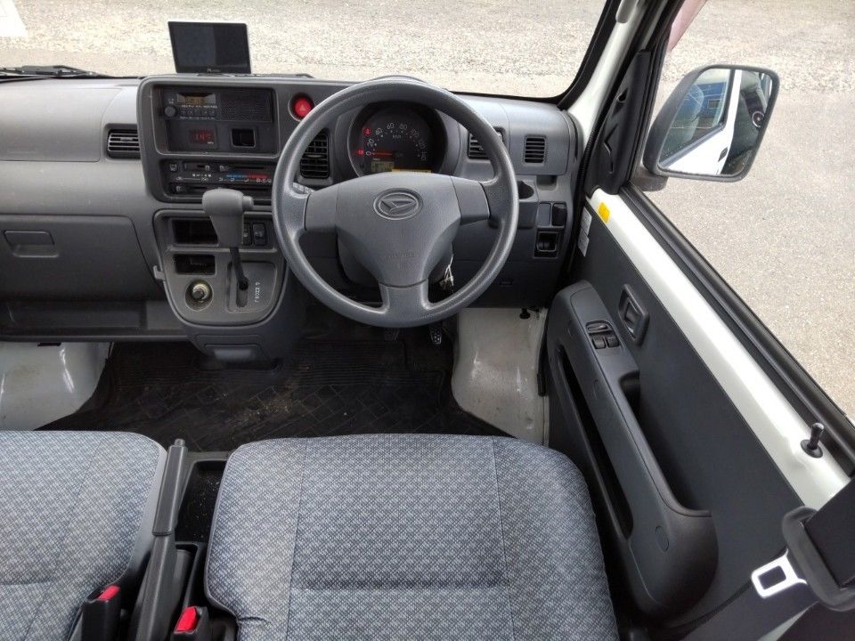 2014 Daihatsu ハイゼット カーゴ auction photo 3