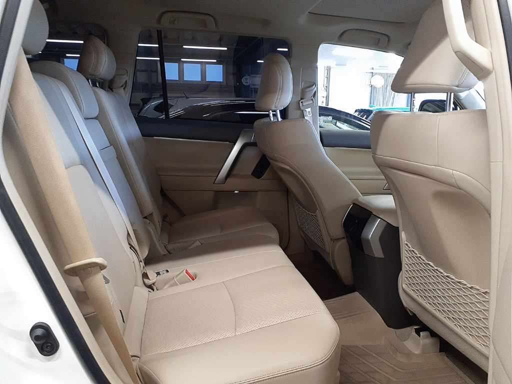 2022 Toyota Land Cruiser Prado TX L Package 4WD auction photo 11
