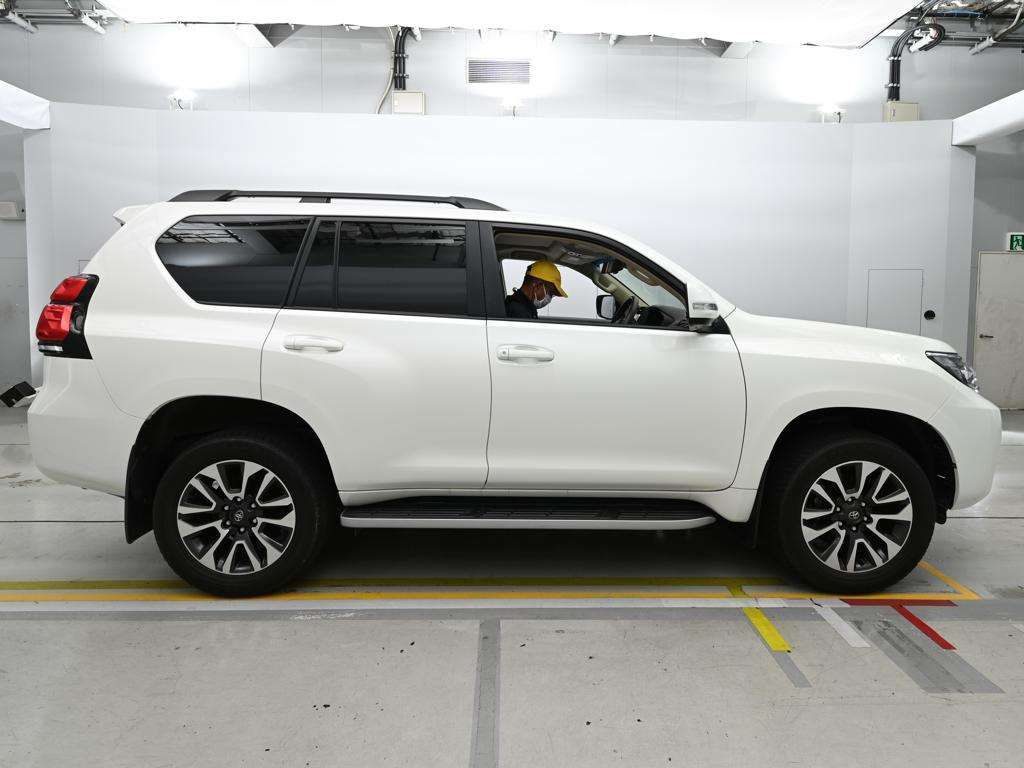 2022 Toyota Land Cruiser Prado TX L Package 4WD auction photo 3