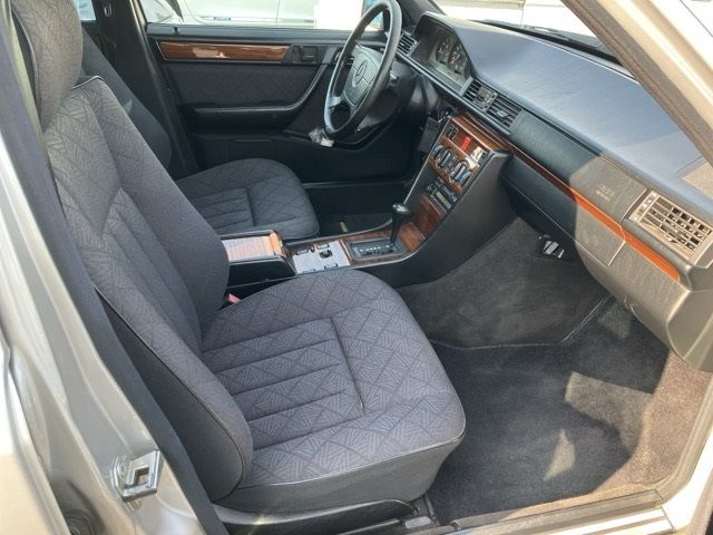 1995 Mercedes-Benz E280 auction photo 9