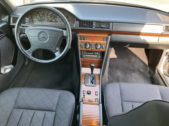 1995 Mercedes-Benz E280 auction photo 4