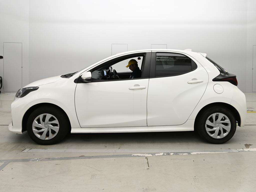 2023 Toyota Yaris ハイブリッドX auction photo 4