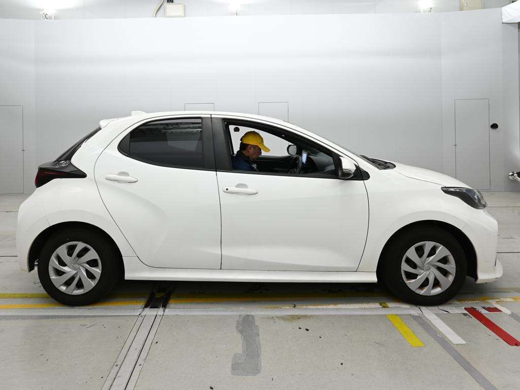 2023 Toyota Yaris ハイブリッドX auction photo 3