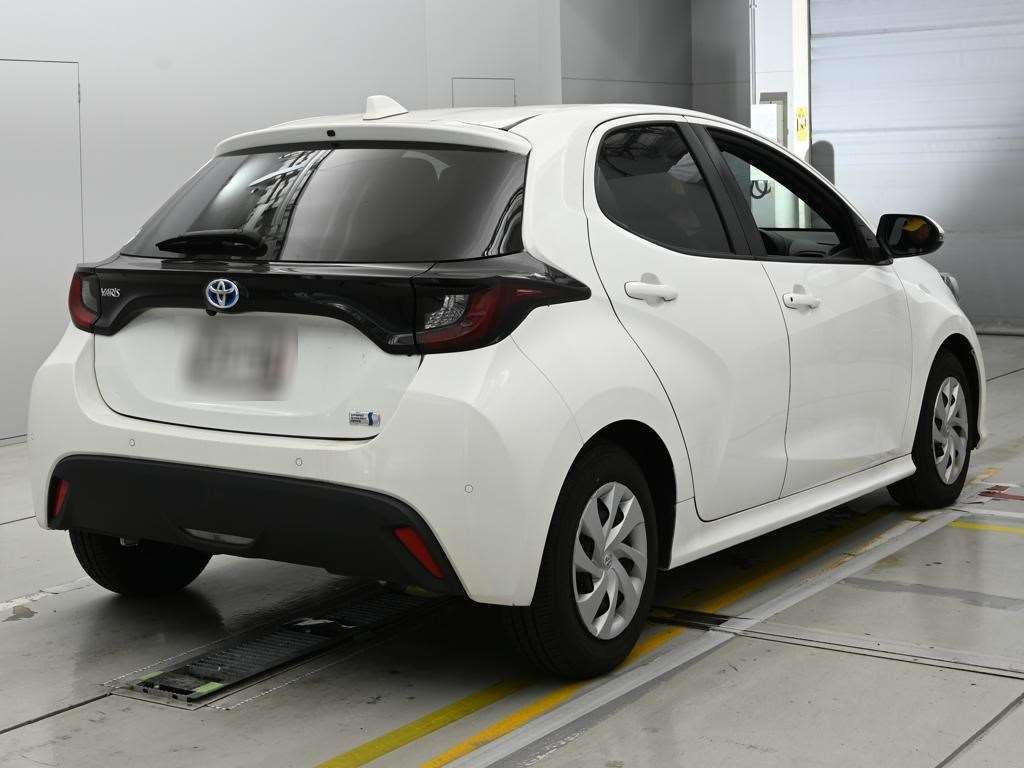 2023 Toyota Yaris ハイブリッドX auction photo 2