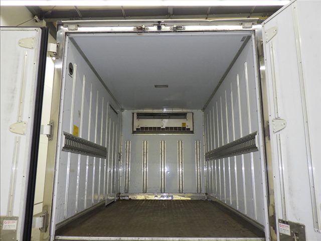 2017 Mitsubishi Fuso Canter Refrigerated and frozen trucks auction photo 4