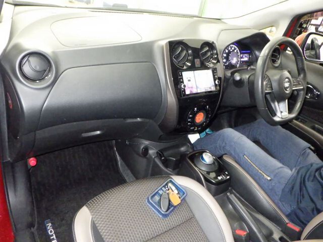 2018 Nissan Note Eパワーメダリスト auction photo 3