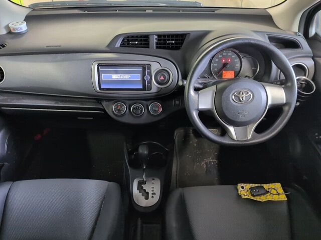 2013 Toyota Vitz Fスマイルエディション auction photo 3