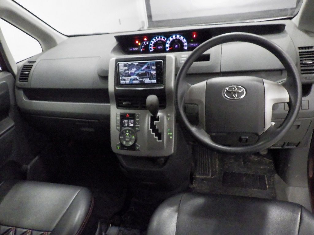 2010 Toyota Voxy XL Edition (8 people) auction photo 3