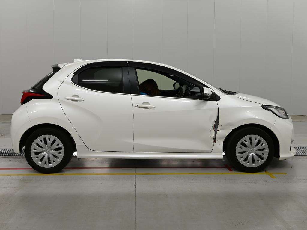 2022 Toyota Yaris ハイブリッドZ auction photo 3