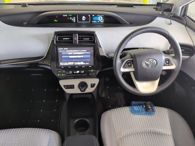 2016 Toyota Prius Sセーフティプラス auction photo 3