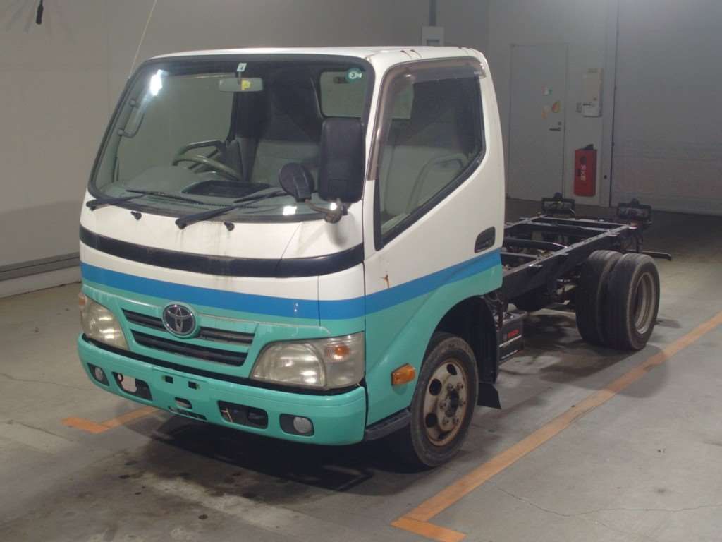 Japan Auction Vehicles 4 2013 Toyota Dyna chassis auction photo