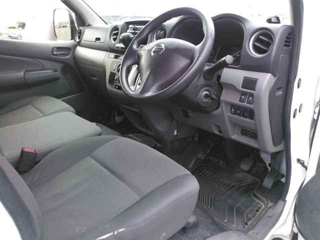 2020 Nissan NV350 Caravan auction photo 3