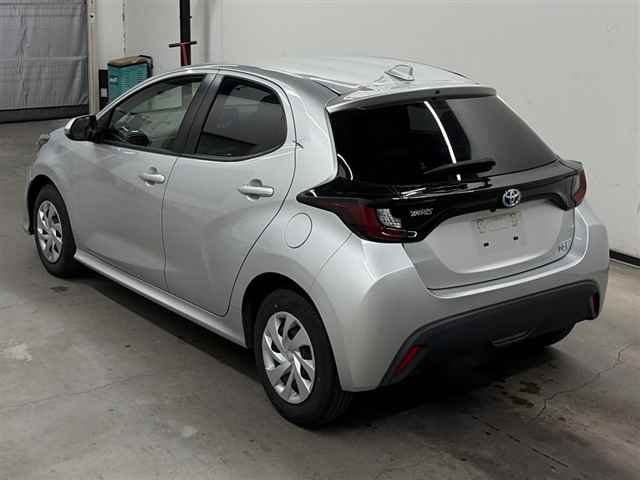 2021 Toyota Yaris ハイブリッドX auction photo 2