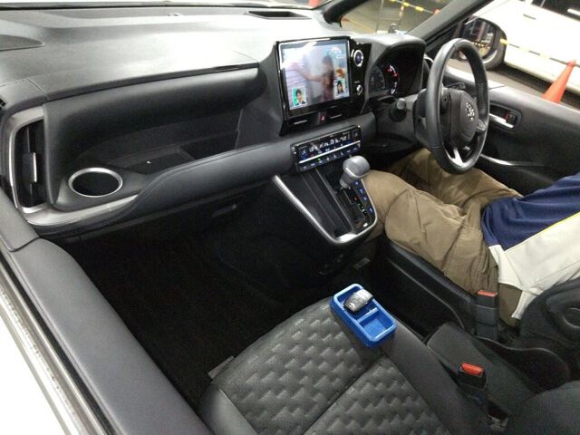 2022 Toyota Voxy S-Z auction photo 3