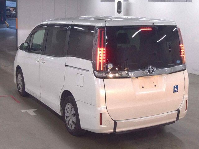 2019 Toyota Noah フクシ auction photo 2