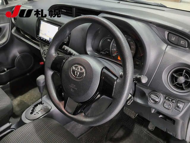 2019 Toyota Vitz 4WD F auction photo 3