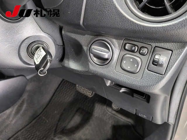 2019 Toyota Vitz 4WD F auction photo 4