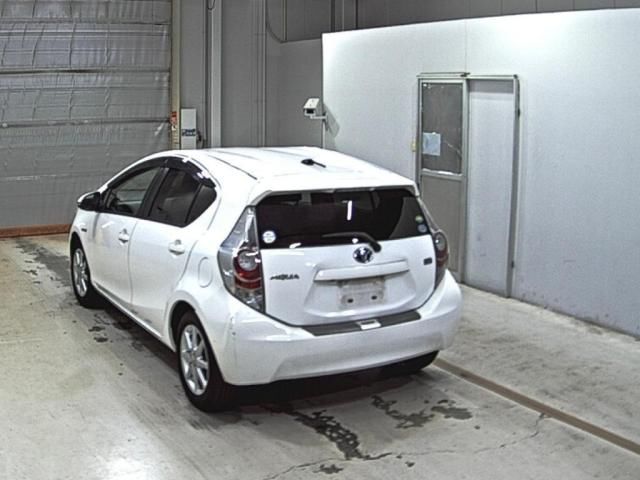 2013 Toyota Aqua S auction photo 2