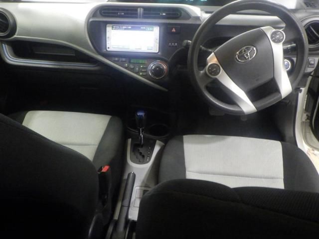 2013 Toyota Aqua S auction photo 3