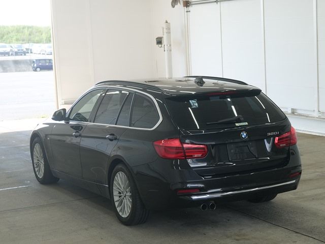 2017 BMW BMW 320i Touring Luxury auction photo 2