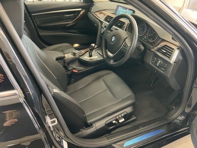 2017 BMW BMW 320i Touring Luxury auction photo 4