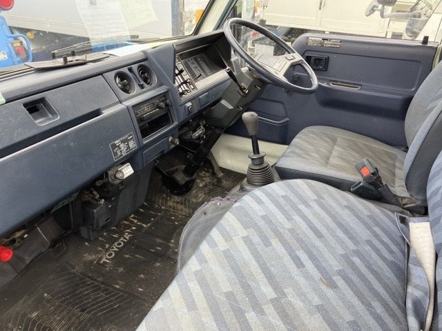 1991 Toyota Hiace ヒラ auction photo 5