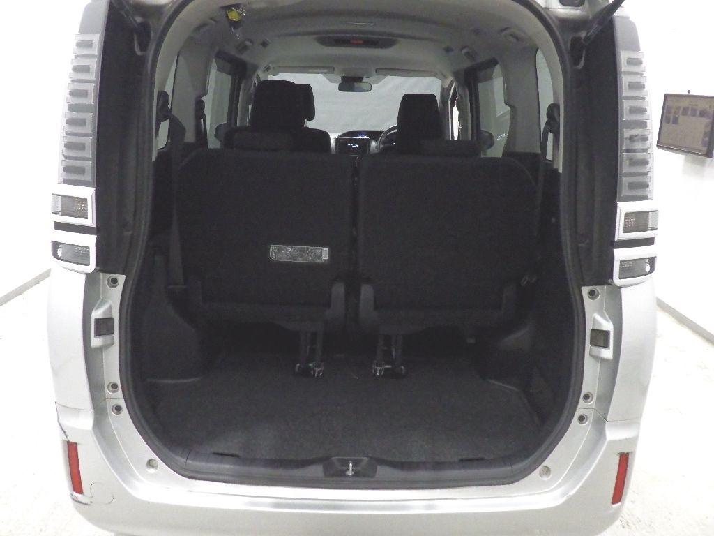 2019 Toyota Voxy X-Side Lift-Up Tilt Seat auction photo 8