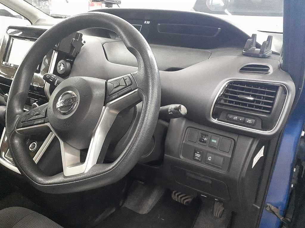 2017 Nissan Serena auction photo 9