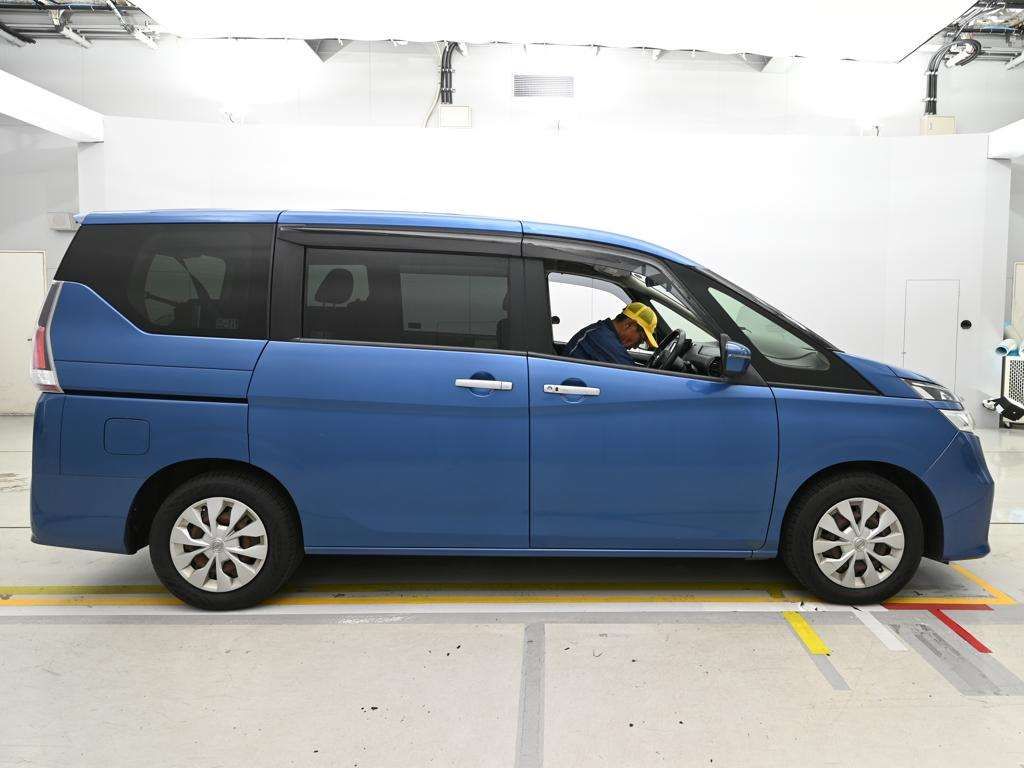2017 Nissan Serena auction photo 3