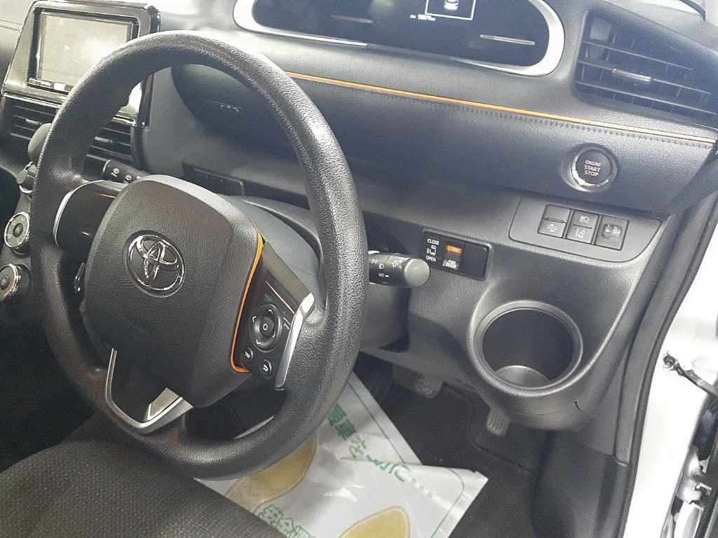 2022 Toyota Sienta X 4WD auction photo 9