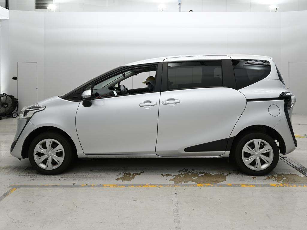 2022 Toyota Sienta X 4WD auction photo 4
