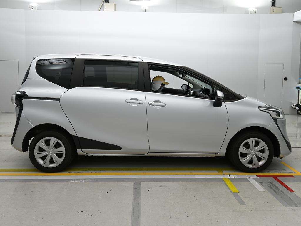2022 Toyota Sienta X 4WD auction photo 3
