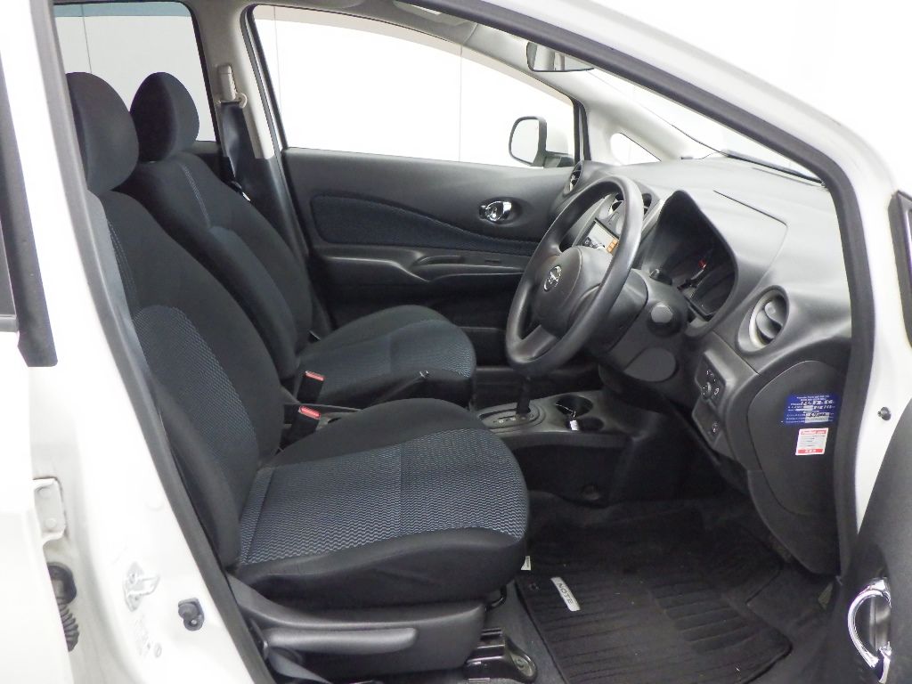 2013 Nissan ノート HB X auction photo 6