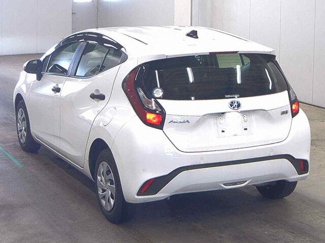 2023 Toyota Aqua B auction photo 2