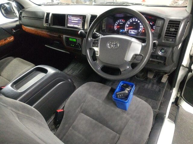 2016 Toyota Hiace GL 4WD auction photo 3