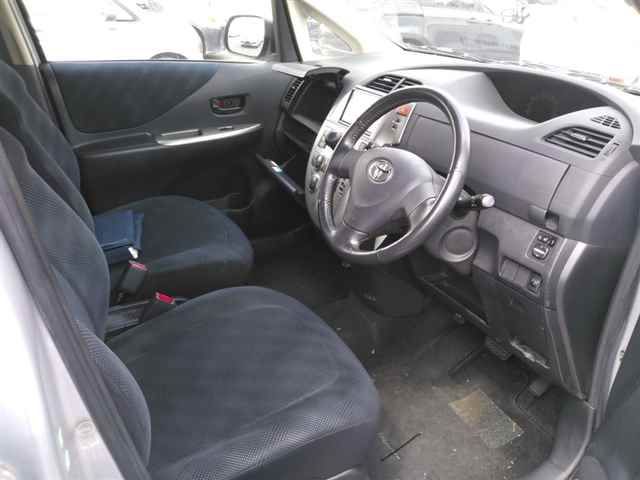 2005 Toyota Ractis G L Package auction photo 3