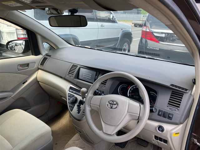 2014 Toyota Isis L auction photo 3