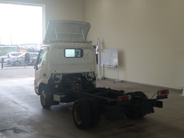 2016 Toyota Dyna シャーシ 4WD auction photo 2