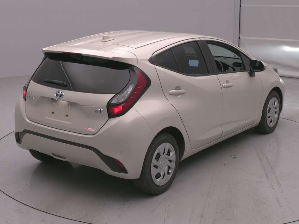 2022 Toyota Aqua X auction photo 2