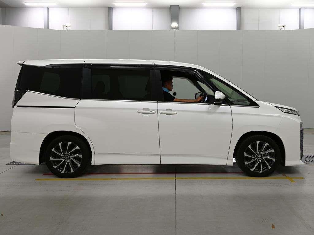 2022 Toyota Voxy Hybrid S-Z auction photo 3