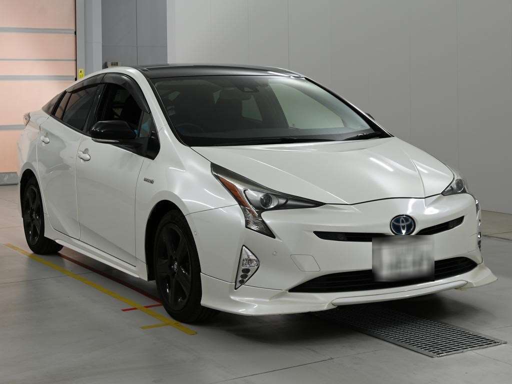 2018 Toyota Prius Sセーフティプラス ツートーン auction photo 5