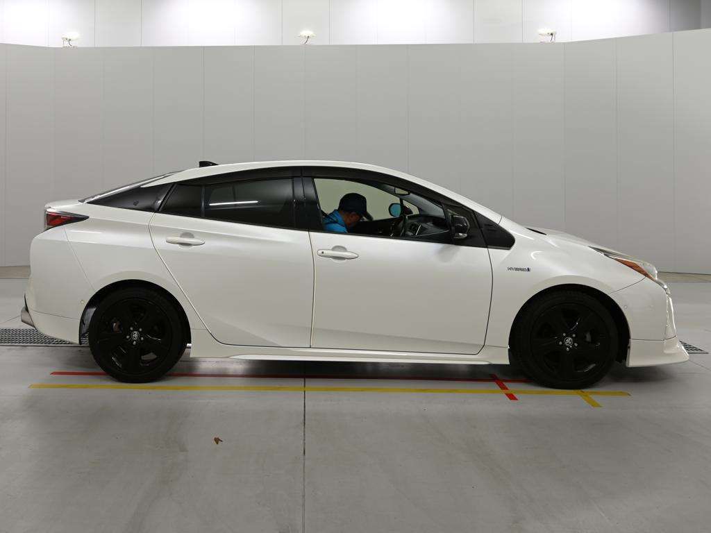 2018 Toyota Prius Sセーフティプラス ツートーン auction photo 3