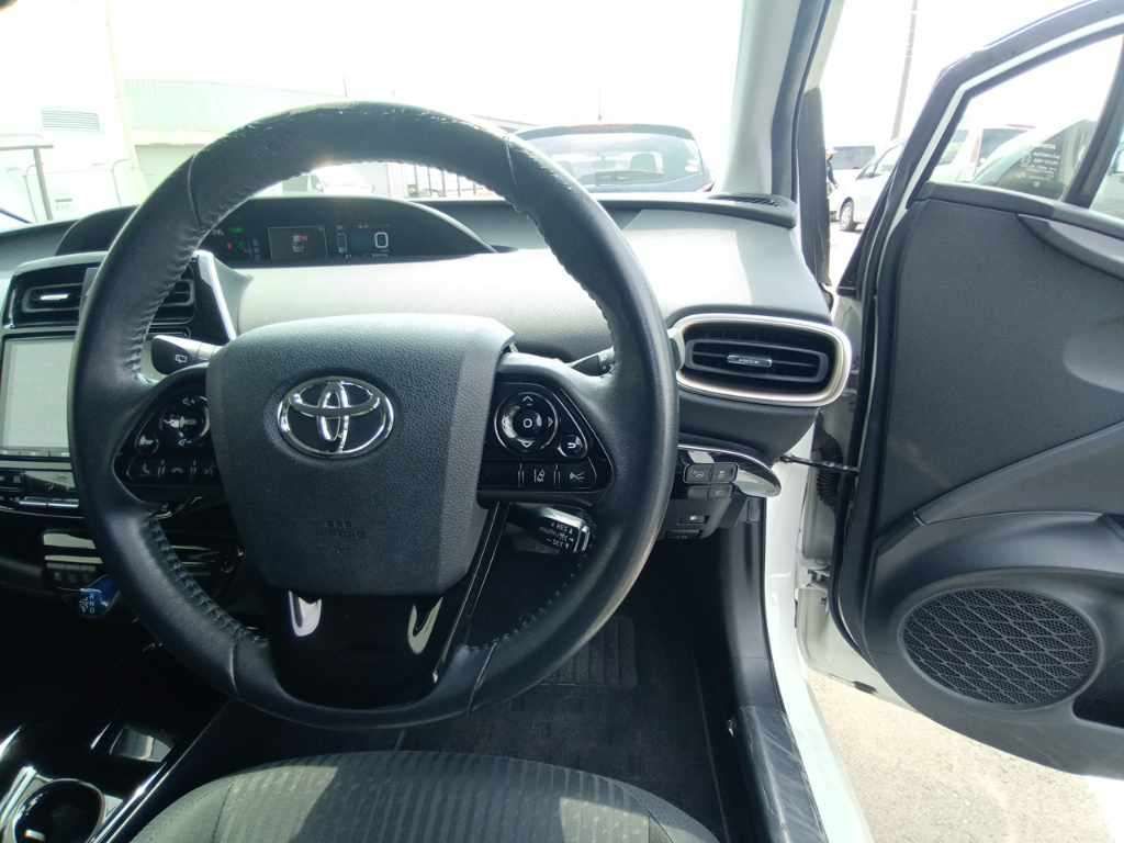 2018 Toyota Prius Sセーフティプラス ツートーン auction photo 9